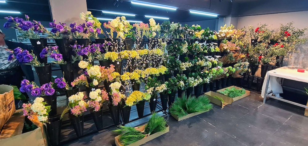The Art of the Hand-Tied Floral: Why Craftsmanship is the Core of High-Volume Manufacturing