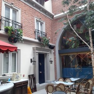 Cafe en Seine artificial plants
